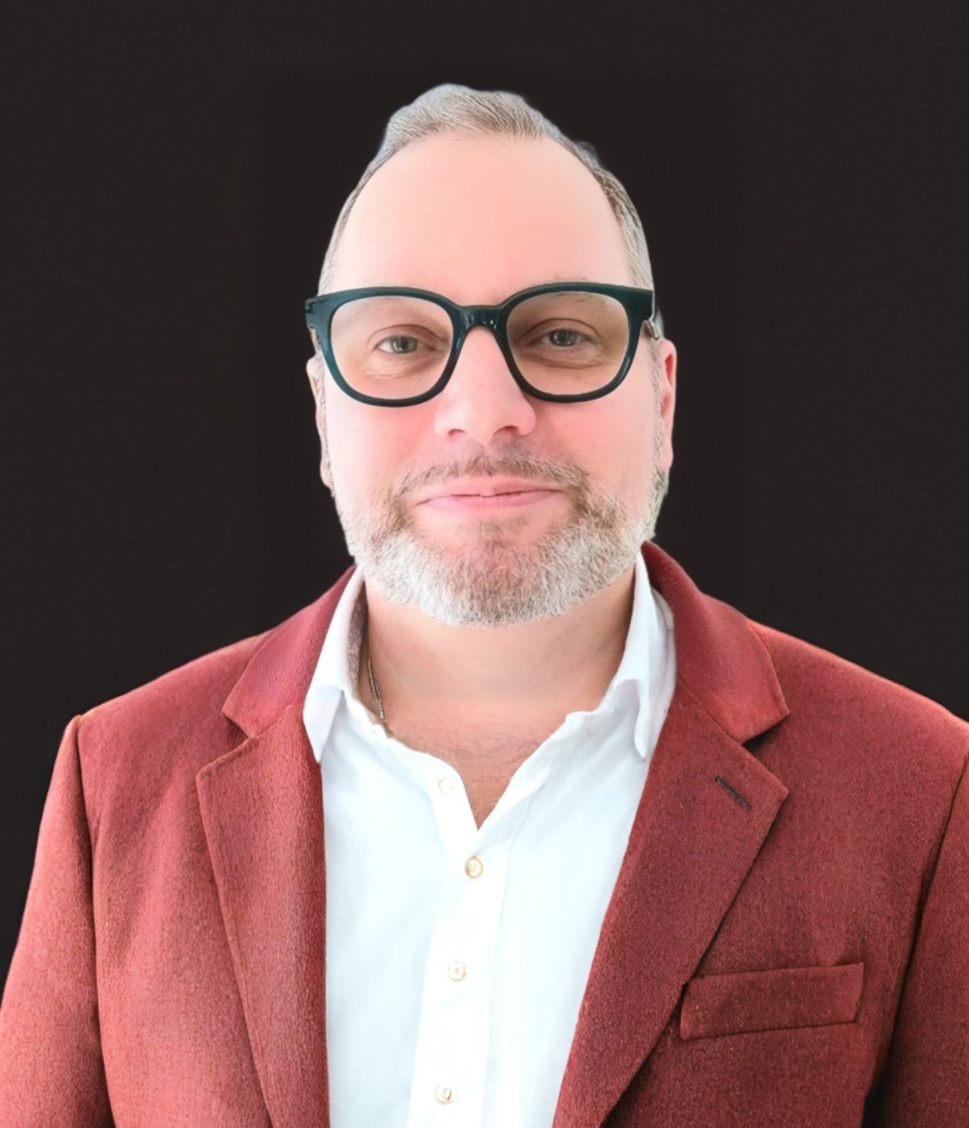 Photo d'Etienne Steinhauser en veste rouge sur fond noir