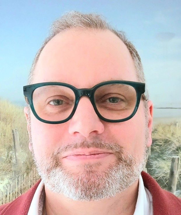Photo d'Etienne Steinhauser souriant Photo d'Etienne Steinhauser souriant sur vue plage et mer